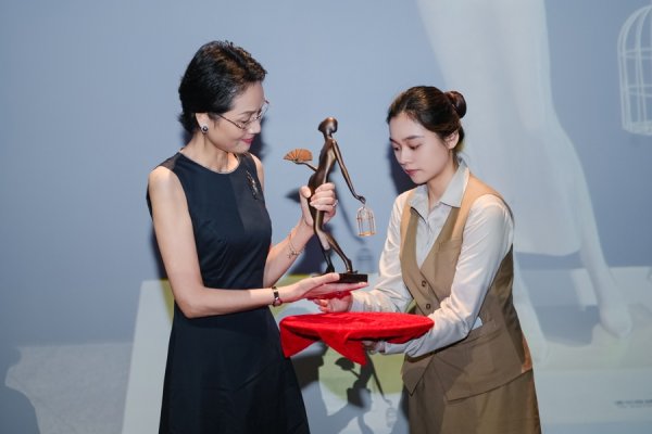 中玉束哈 浦东美术馆获赠陈逸飞两件代表作