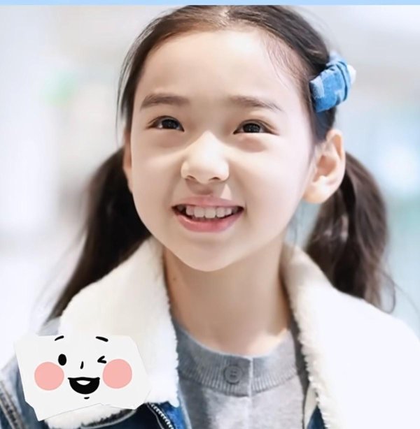 金牛网 董璇女儿小酒窝学校请假，彩排节目！帮继父宣传剧，被叫酒窝老师