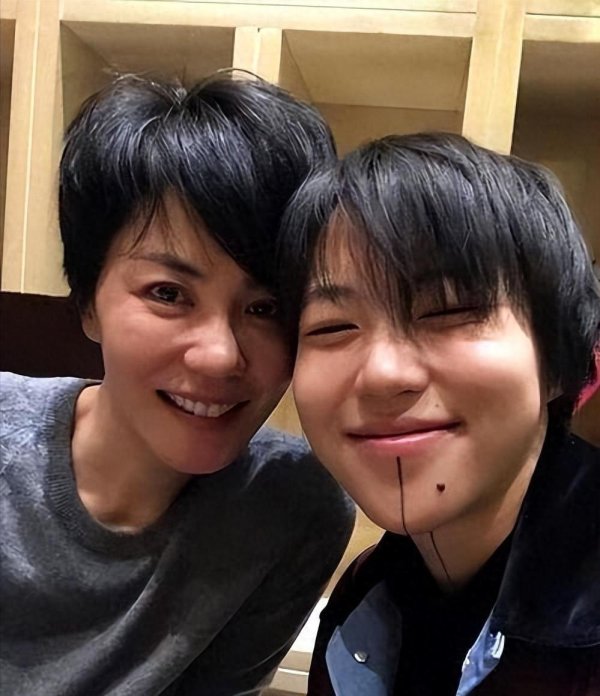 恒瑞易配 一天4瓜！女星未婚先孕、王菲女儿被曝同居、刘强东步黄晓明老路