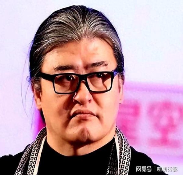 中博策略 狐狸尾巴藏不住了，刘欢刚刚迎来女儿结婚喜讯，恶心的一幕出现了